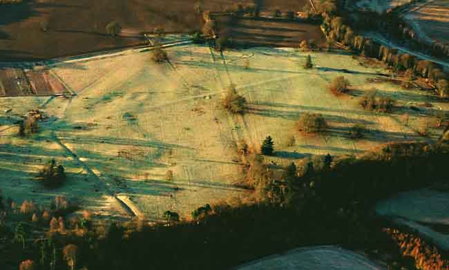 Den arkeologiske lämningen av fortet Inchtuthill med kant och upphöjt läge, floden Tay flyter (utanför bild) på tre sidor.