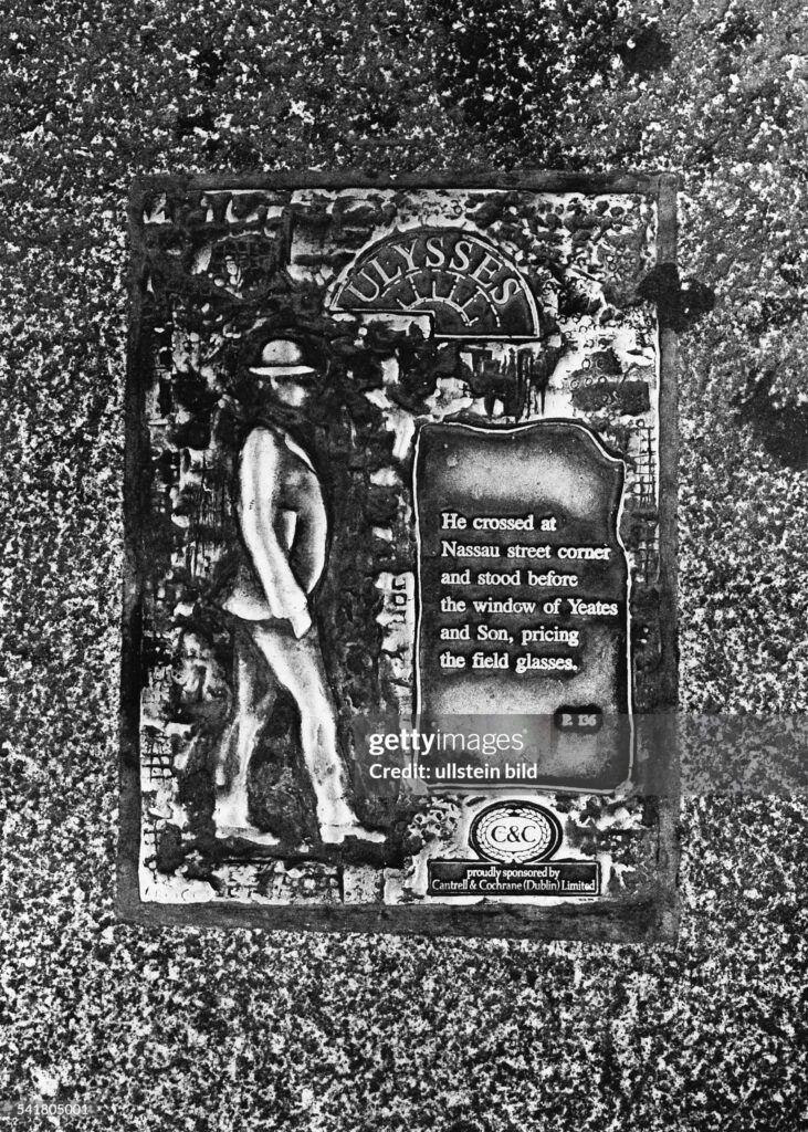 James Joyce, Schriftsteller, Irland, Ulysses Stein in Dublin (GERMANY OUT) *02.02.1882-13.01.1941+Schriftsteller, IrlandJoyce - Ulysses Stein an der Nassau Street / Graften Street in Dublin: "He crossed at Nassau street corner and stood before the window of Yeates an Son, pricing the field glasses."- 1995 (Photo by Straub/ullstein bild via Getty Images)